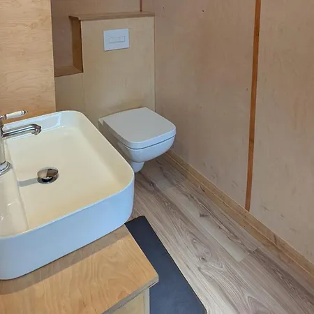 Schloss Sigroen Zirkuswagen مكان تخييم باد فيلسناك