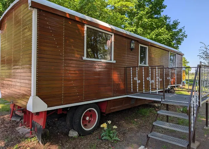 مكان تخييم Schloss Sigroen Zirkuswagen *